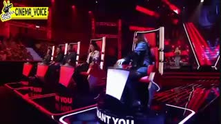 زنی با ظاهر متفاوت ولی با حنجره ای تک و قدرتمند