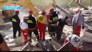 تلاش سگهای هلال احمر برای نجات افراد از زیر آوار زلزله