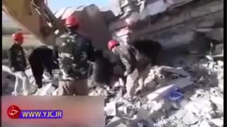 بیرون کشیدن اجساد زلزله کرمانشاه