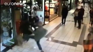 مرد ۸۴ ساله می‌خواهد با جفت پا گرفتن مانع فرار دزد مسلح شود