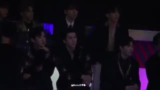 ریکشن اکسو به اجرای DNA از BTSدر برنامه ی mama2017 دیروز