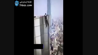 جوان چینی  هنگام گرفتن سلفی  از ساختمان  سقوط کرد و جان باخت!!