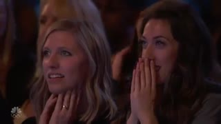 شگفت انگیز!!!مردی در تلنت آمریکا با شمشیری در دهانش ماشینی را کشید0_0