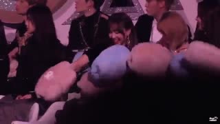 ری اکشن توایس به اجرای اکسو(ko ko bop)