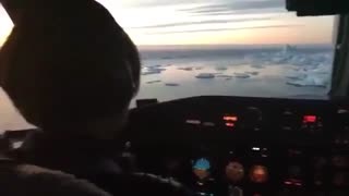 لحظات فرود هواپیما در یکی از خطرناک‌ترین فرودگاه‌های جهان