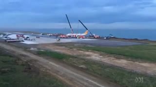 هواپیمایی که با 160 مسافر به درون دره ساحلی سقوط کرده بود امروز بیرون کشیده شد