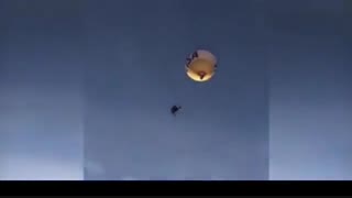 پرش هیجان انگیز از بالن !