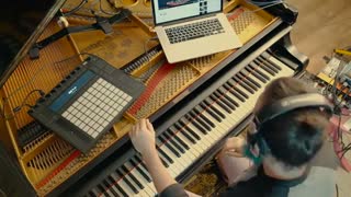 وقتی دوست داری گیتار بزنی ولی مجبورت کردن که پیانو یاد بگیری