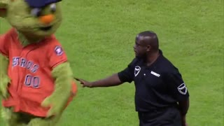 رقص مامور حراست استادیوم ورزشی