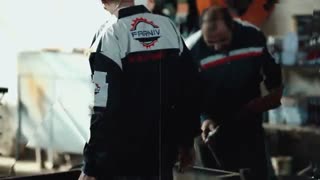 کلیپ کوتاهی از فعالیت پرسنل شرکت در محیط کارخانه