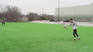 football vs soccer trick shots (dude perfect) فوتبال در برابر فوتبال پرتاب های فوق العاده گروه دو پرفکت رو از دست ندین