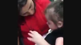 حیرت دختر نابینائی که بعد از معالجه بینا شده است.