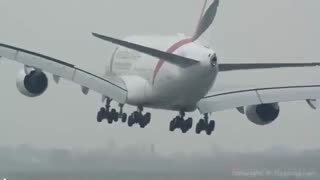 ویدیوی فرود بزرگترین هواپیمای مسافربری در طوفان