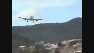 فرود حرفه ای و هنرمندانه خلبان هواپیمای مسافر بری خارجی