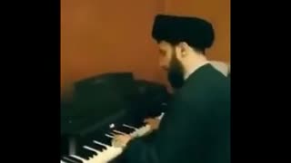 روحانی شیعی لبنانی که پیانو را به زیبایی می‌نوازد