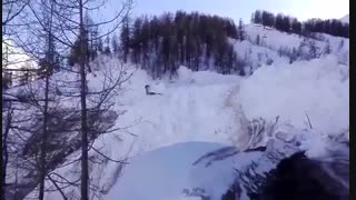 در فرانسه، بهمنی عظیم در طی 10 ثانیه جاده ها را بست