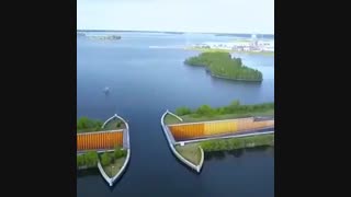 خیابانی که به صورت زیرگذر وسط آب‌ها احداث شده