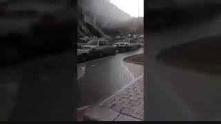 لحظه فروریختن داربست های ساختمان در حال ساخت خیابان سعادت آباد