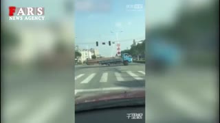 تک‌چرخ زدن کامیونت وسط چهارراه!