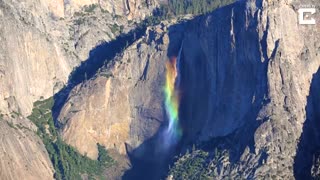 رنگین کمان زیبا در یک آبشار