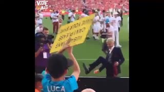 آرسن ونگر در آخرین حضور خود در ورزشگاه امارات در پایان دیدار مقابل برنلی کروات خود را به یک کودک هدیه داد