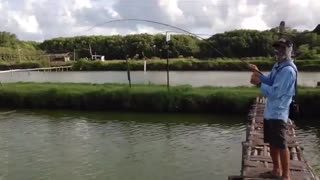 فیلم مستنداموزش ماهیگیری با قلاب در رودخانه