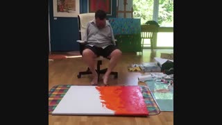 هنرمند نقاش با پا نقاشی می کند