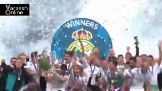 لحظه بالا بردن جام لیگ قهرمانان اروپا توسط سرخیو راموس و دیگر بازیکنان رئال مادرید در استادیوم المپیک کیف