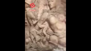 حکاکی فوق العاده زیبا درون تنه درخت