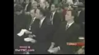 لال شدن جورج بوش زمانی که می خواهد به قرآن توهین کند . سبحان الله حتی یک کلمه نمی میتونه بگه