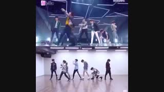 همه آرمی ها بپاچن تو ،عمرا تا حالا متوجه این پارت از اجرای Fake Love شده باشین .خیلی خیلی خیلی واسه خودم جالب بودببینین