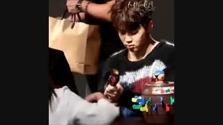 میخواد بازی کنه بچه نه که تا حالا از اینا ندیده