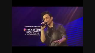 اجرای زنده محسن ابراهیم زاده در کنسرت آهنگ دونه دونه :) عالیه این پسر