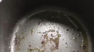 چگونه قابلمه های روغنی و ته گرفته را آسانتر بشوریم