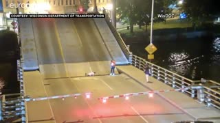 نجات معجزه‌‌آسای زن دوچرخه‌سوار از شکاف یک پل متحرک