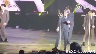 بیچاره شلوارش وسط اجرا پاره شد .....