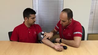 آموزش اندازه گیری فشار خون توسط مدرس کمک های اولیه
