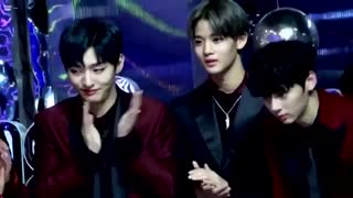 این چرا اینجوری به جیمین نگاه کرد؟ از بس که جیمین کیوته عاشقش شد:/