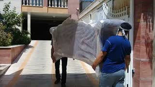 کارگرهای نوبار چطور مبل سه نفره را با بسته بندی محکم و احتیاط جابجا می‌کنند؟