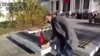 آتش زدن و شکستن آیفون، پاسخ ترک‌ها به تحریم امریکا