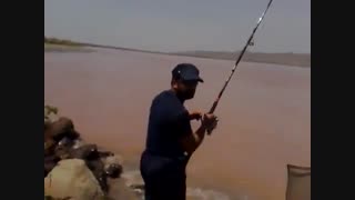 فیلم مستند ماهیگیری کپور در دریاچه و اموزش بیرون کشیدن ماهی از اب