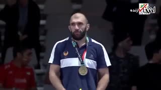 اهدای مدال طلای علیرضا کریمی کشتی گیر وزن ۹۷ کیلوگرم