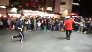 فری استایل و حرکات نمایشی جذاب با توپ فوتبال