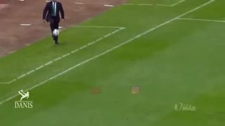 هنرنمایی مربیان فوتبال در کنار زمین