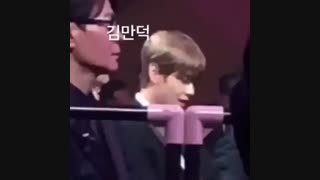 ری اکشن تهیونگ به اجرای your man by stand + فایل زیپ دیدار و عکس های یادگاری بی تی اس با پیشکسوتان مراسم