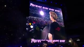 خواندن young forever توسط آرمی ها در کنسرت روز دوم wembly و عکس العمل اعضا